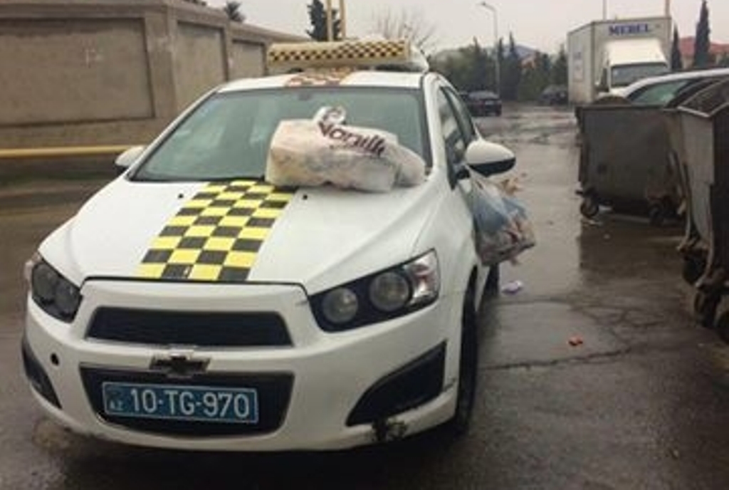 Bakıda maşınını səhv yerdə saxlayan sürücünün başına görün nə oyun açdılar - FOTOLAR
