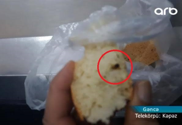 Azərbaycanda ŞOK: Çörəyin içindən siçovul nəcisi çıxdı – VİDEO