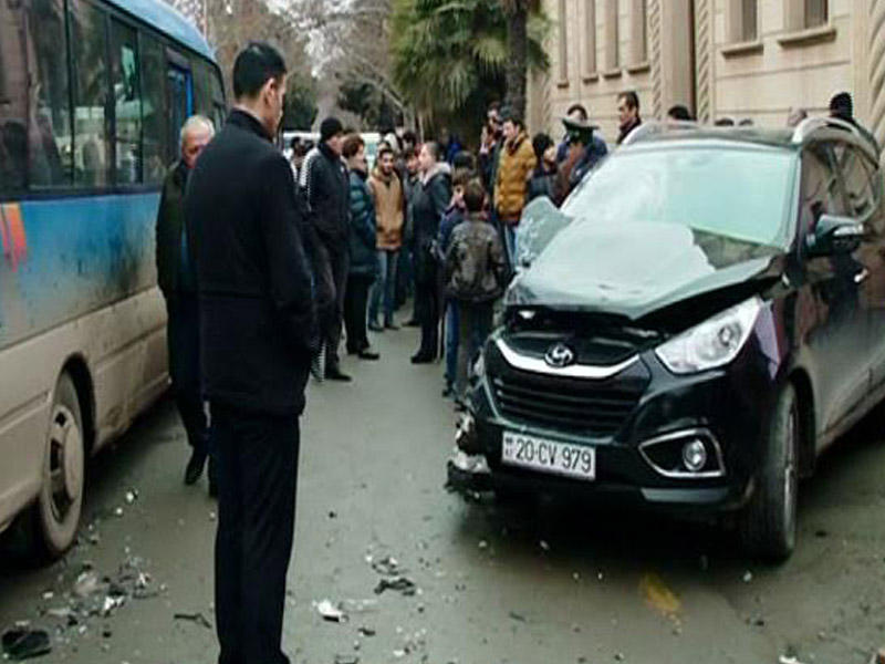 Avtobus "Hyundai" ilə toqquşdu: yaralı var