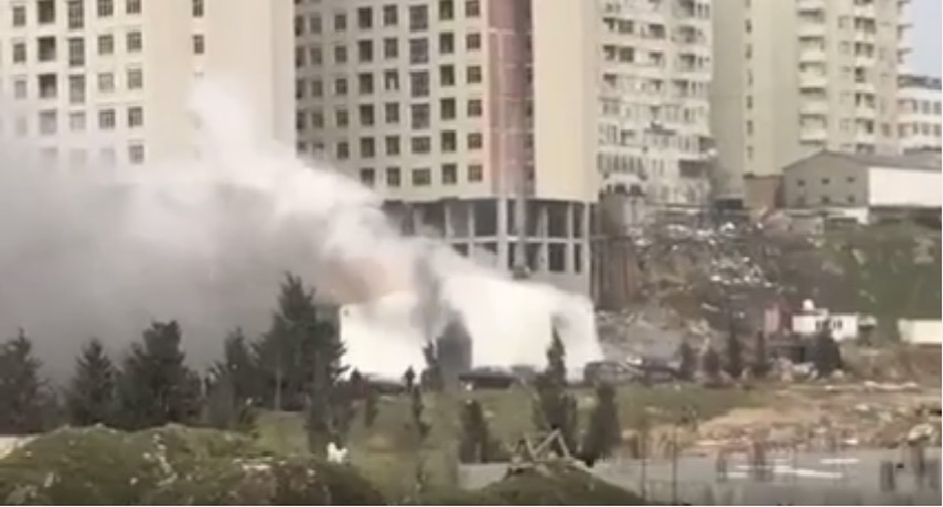 Bakıda məşhur avtomobil servis mərkəzində yanğın baş verdi: bina külə döndü - VİDEO