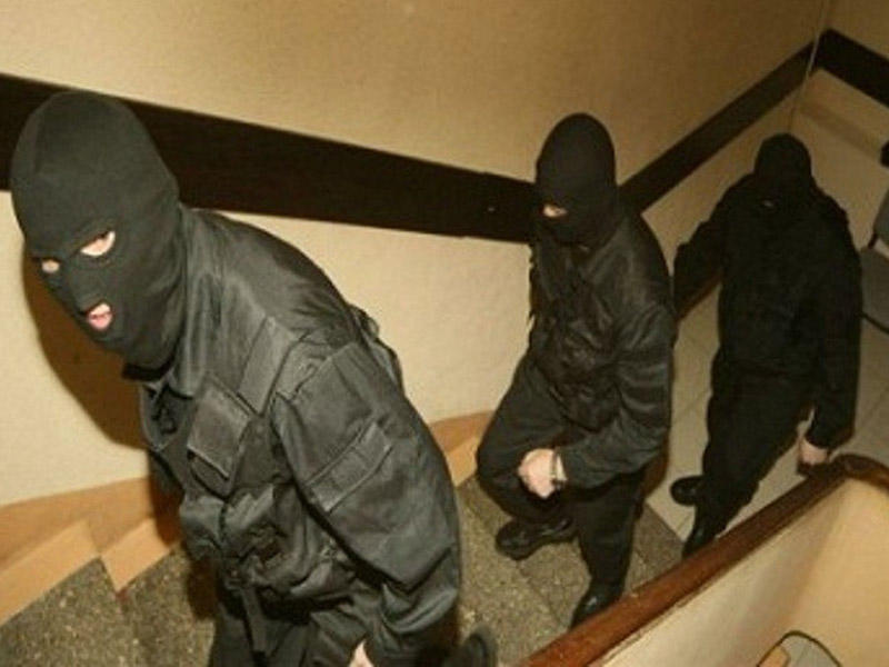 Maskalı şəxslər evdən 13 min manat apardılar