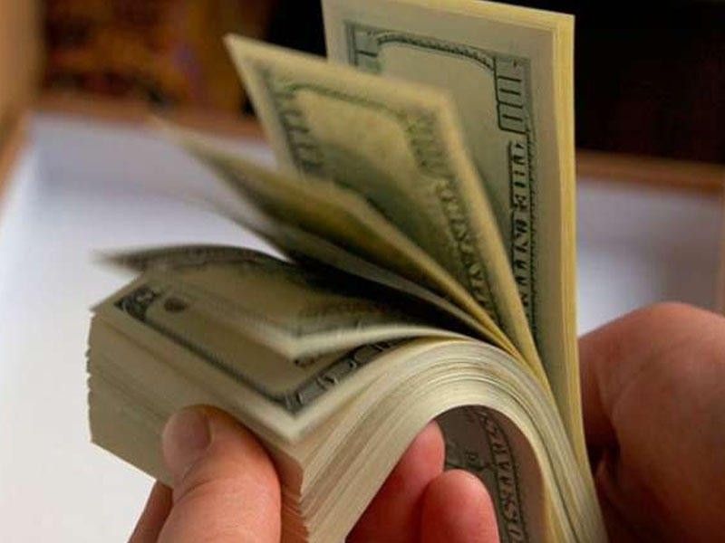 Bakıda Hava Limanında qəribə hadisə: 16 min dolları sərnişinlərə payladı ki...
