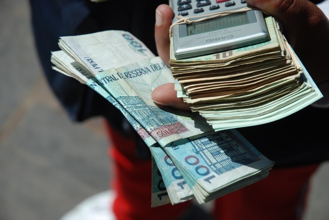 "Qara bazar"da dollar satanlar tutuldu
