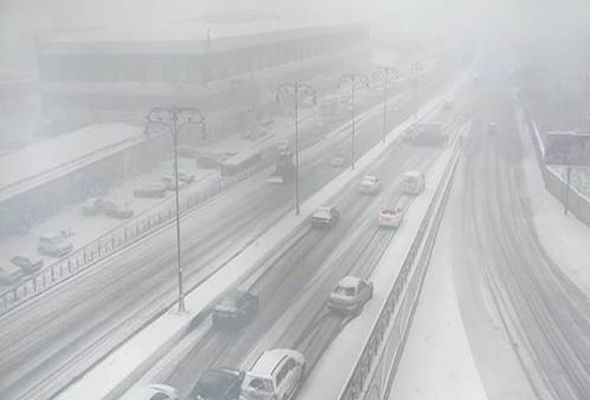 Babək prospektindəki körpü buz bağlayıb