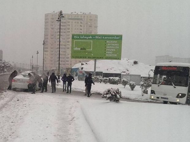 Bakıda polis avtomobili yolda qaldı
