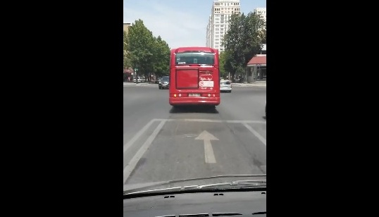 "Bakubus"un sürücüsü yol hərəkət qaydasını belə pozdu - VİDEO 