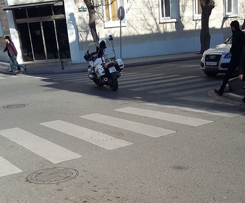 Bakıda motosikletli yol polisi qanunu heçə saydı: Görün nə etdi (FOTOFAKT)