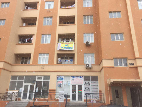 "Yeni Bakı"nın binasında yaşayan sakindən maraqlı aksiya: “Biz donuruq...”/ FOTOLAR