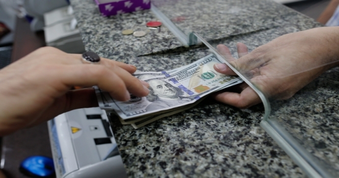 Banklar dolları bahalaşdırdı - QİYMƏTLƏR