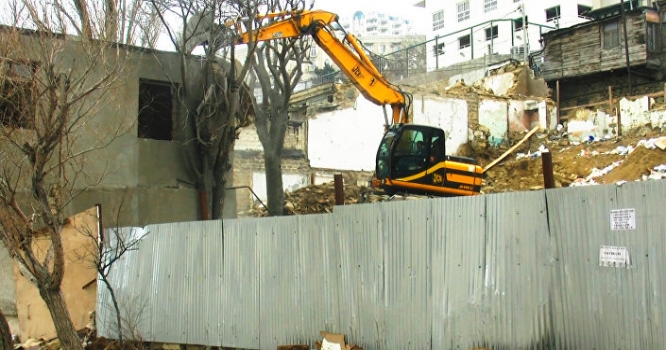 "Şirkət evimizi başımıza uçurur..." - Bakıda daha bir söküntü qalmaqalı