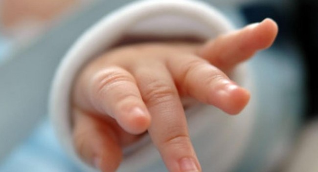 Uçqun altından bir körpə sağ çıxarıldı - İcra başçısı hadisə yerinə gedir