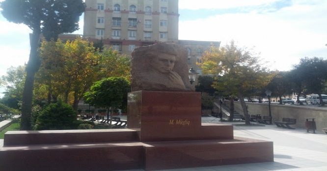 Bakıda Mikayıl Müşviqin abidəsini dağıtdılar