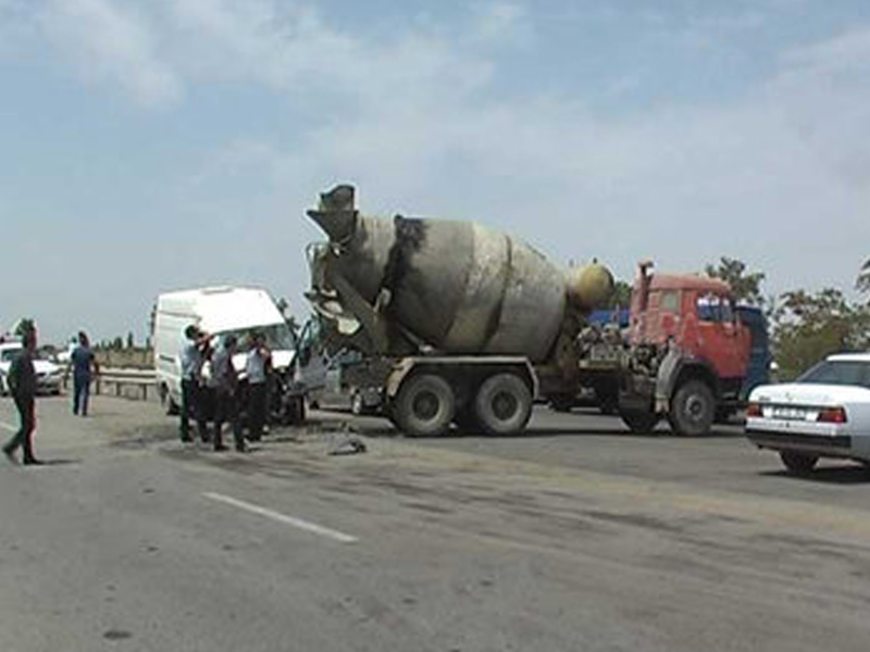 Beton qarışdıran qurğunun içinə düşüb öldü - Bakıda zavodda dəhşət