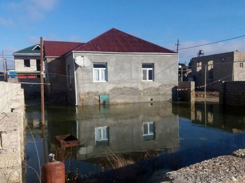 Bakıda evləri su basdı
