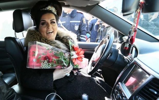 Vaqif Əsədovdan Elza Seyidcahana hədiyyə