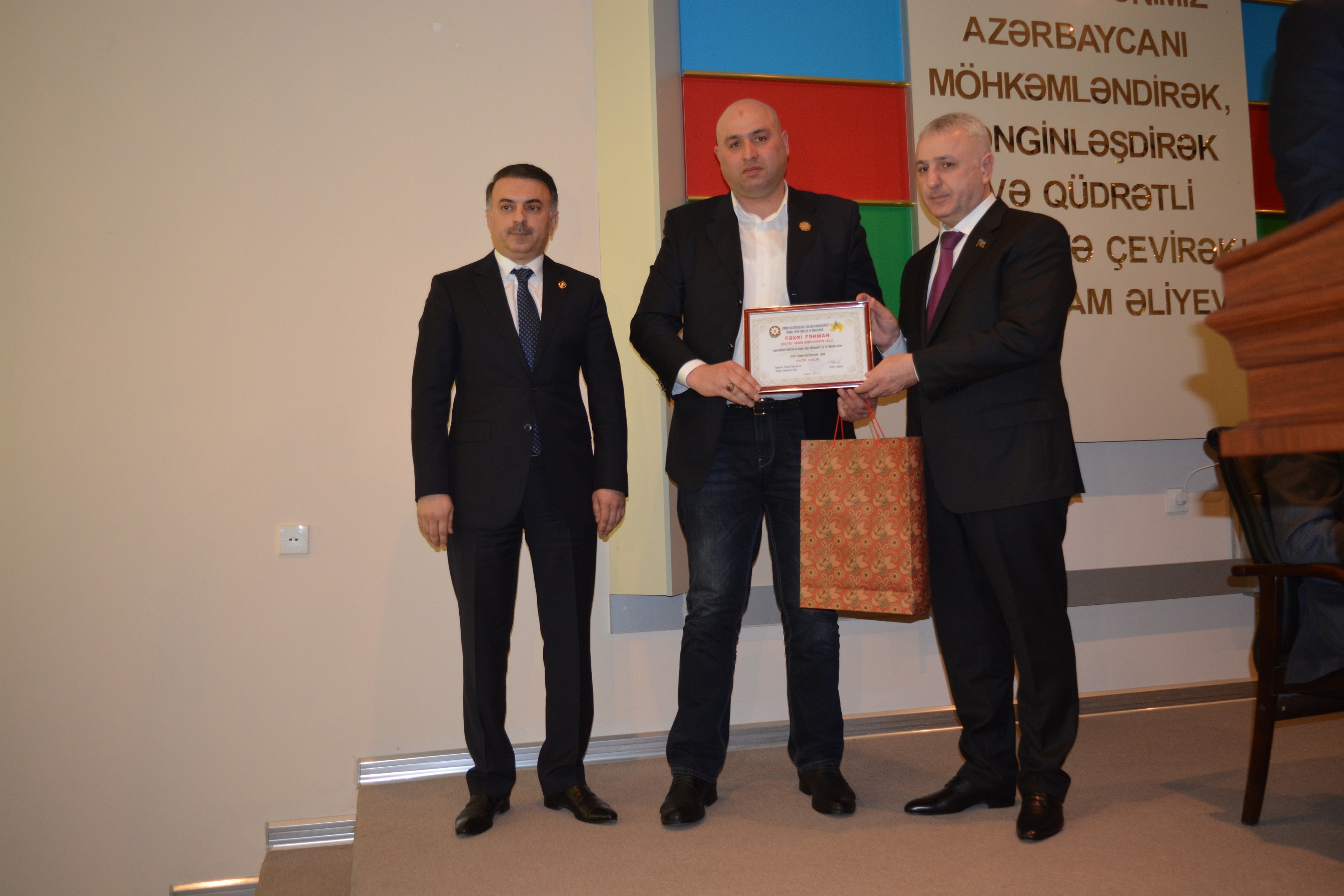 NIKOIL | Bank-ın əməkdaşı idmandakı nailiyyətlərinə görə fəxri fərmanla təltif edilib- Foto