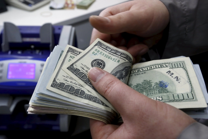 Bakıda banklarda dollar ajiotajı: əhali əlindəki pulu təcili satır