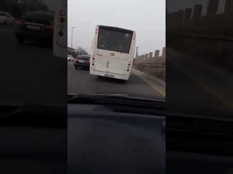 Bakıda avtobus sürücüsü artıq pul qazanmaq üçün görün nə etdi: Hər an bədbəxt hadisə ola bilər (VİDEO)