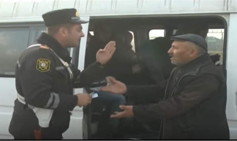 Polis Ford sürücüsü ilə dava etdi: Camaatın 6 balası birdən öldü - VİDEO