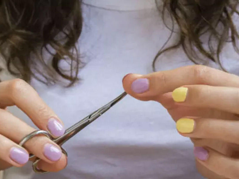 Bakıda 25 yaşlı qız qayçı ilə özünü vurdu