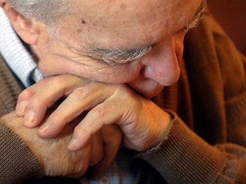 Bulvarda 85 yaşlı kişi özünü öldürmək istədi