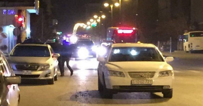 Bakıda sürücü maşını yolun ortasında qoyub restorana getdi