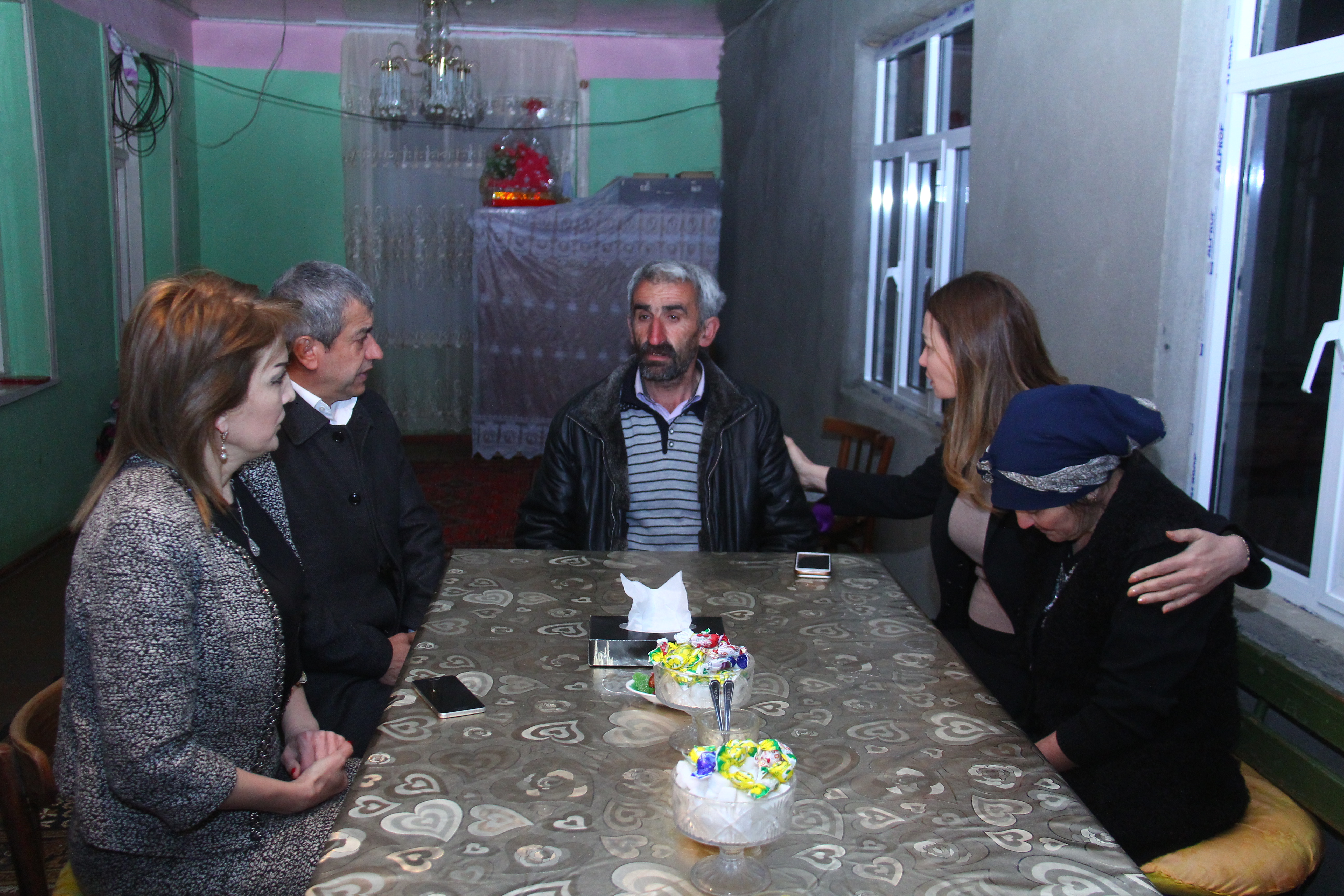 Qənirə Paşayeva bayramda Tovuzun ön cəbhə kəndlərində ailələri ziyarət edib