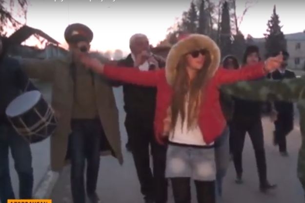Azərbaycanda qeyri-adi bayram adəti: kişilər arvad paltarı geyib nəmər yığdı (VİDEO)