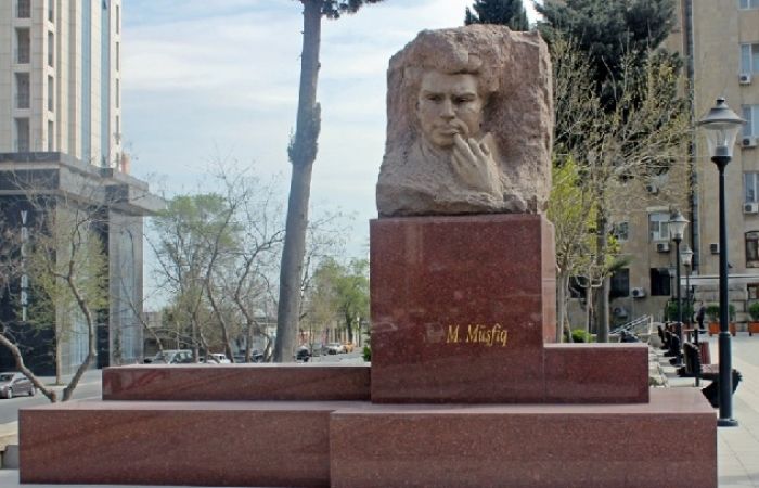 Mikayıl Müşfiqin heykəli yerinə qoyuldu