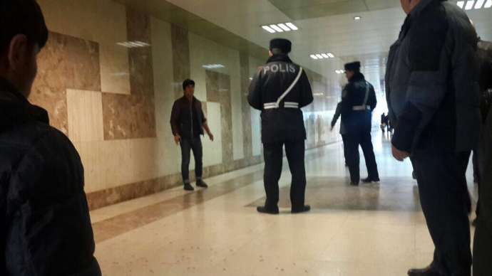 Bakıda polisin saxlamaq istədiyi gənc özünü doğradı