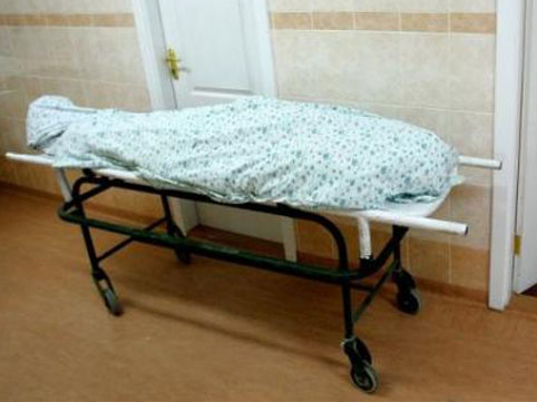 Kişi qol və boyun damarlarını doğradı - Bakıda daha bir intihar