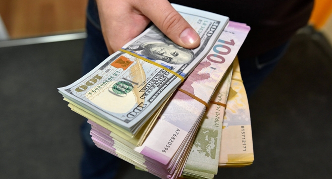 Əhali banklara axın edir- Dollar var amma manat satılmır