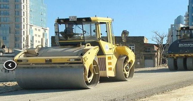Fəhlə asfaltçəkən maşının altında qalaraq öldü