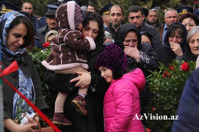 Aprel şəhidinin qızı atasının məzarı üstə skripka çaldı - FOTOLAR