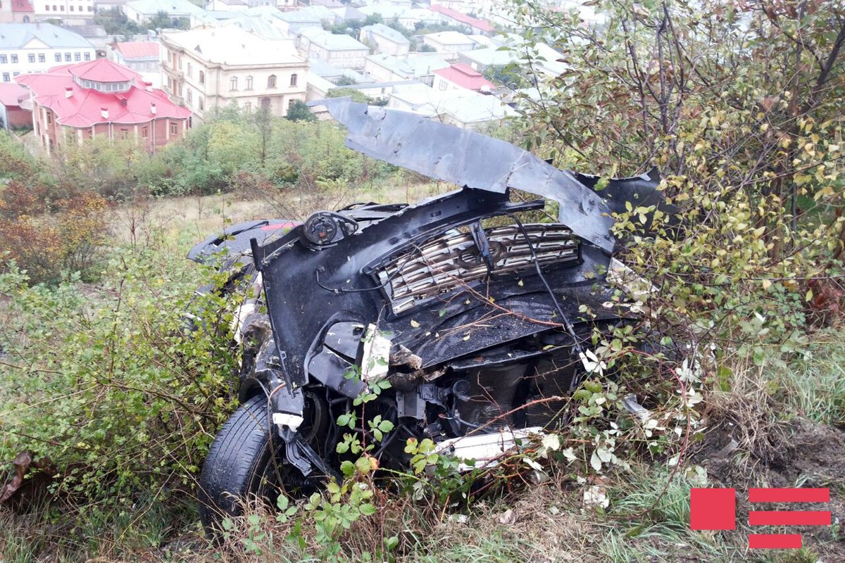 Azərbaycanda avtomobil aşdı: 1 ölü, 4 yaralı