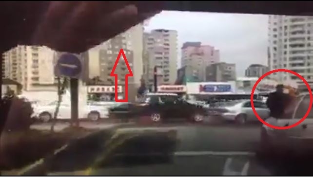 Bakıda inanılmaz hadisə: ölümdən 1 saniyədə xilas oldular - VİDEO