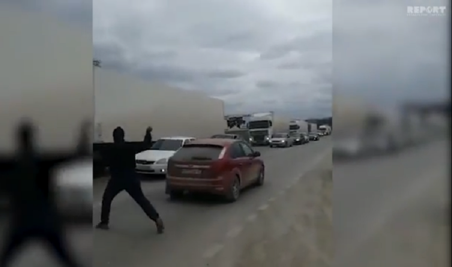 Azərbaycanlı sürücülər döyüldü, maşınları daşlandı - VİDEO