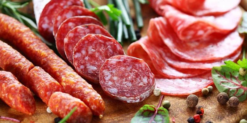 Azərbaycanda bu da oldu: İt ətindən kolbasa satılır