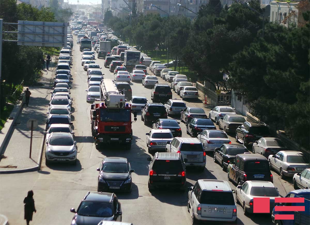 Bakıda dəhşətli tıxac: mərkəzi yollar bağlıdır