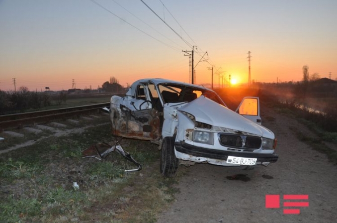 Azərbaycanda qatar avtomobili vurdu: 2 nəfər öldü, 1 nəfər yaralandı - FOTO