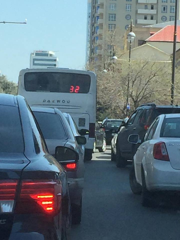 Avtobusda Azərbaycan bayrağı səhv asıldı: Heç kimin vecinə olmadı - FOTOFAKT