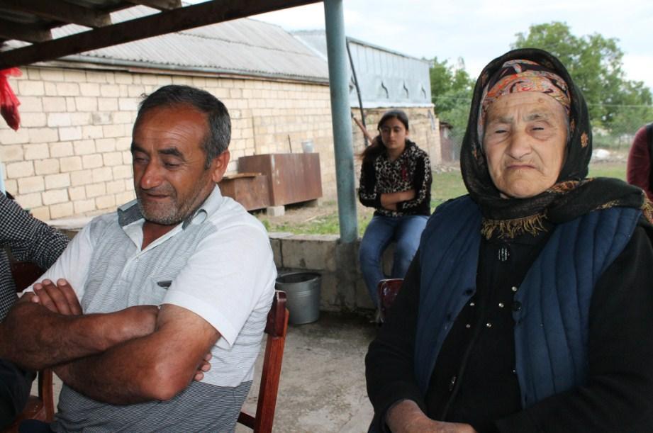 İcra başçısı aprel şəhidinin atasını yanından qovdu: “Get, kimə istəyirsən de...”