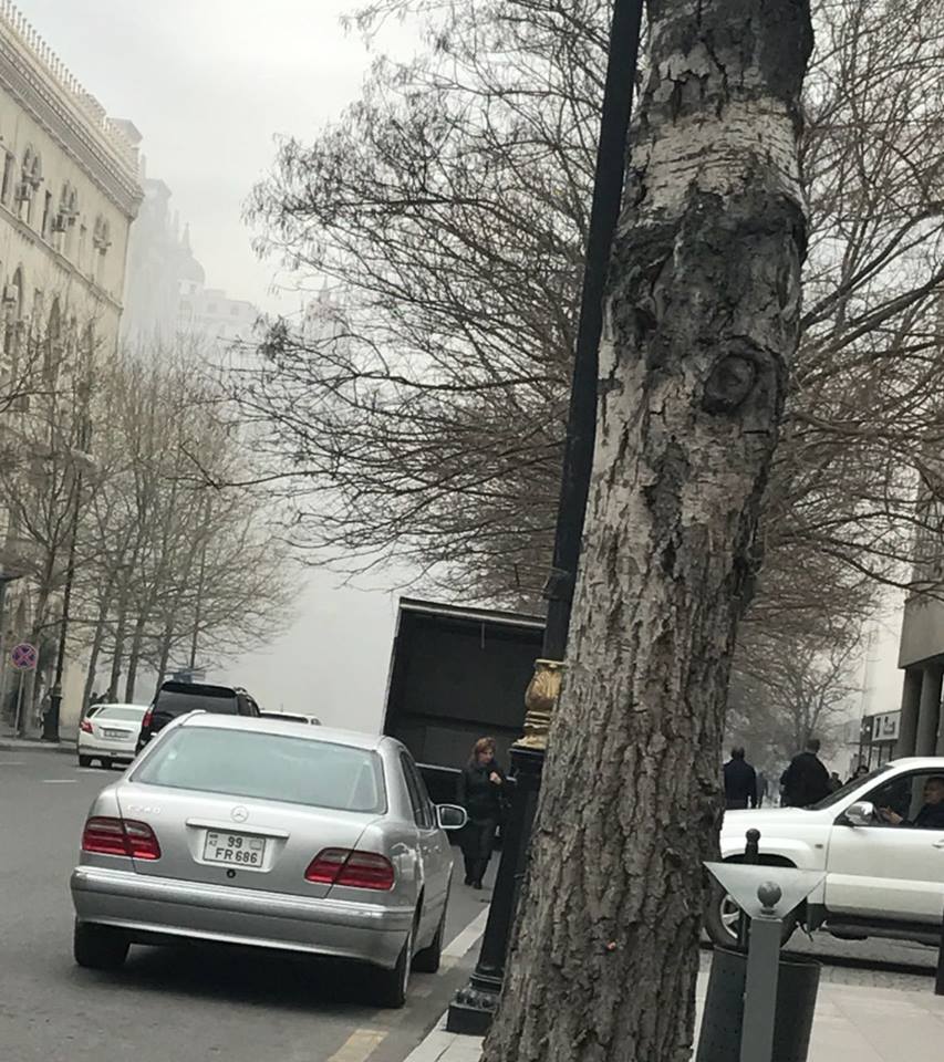 Bakıda yaşayış binası yanır