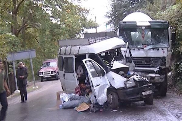 “Azəravtoyol”un avtomobili qəzaya düşüb: Yaralanan var