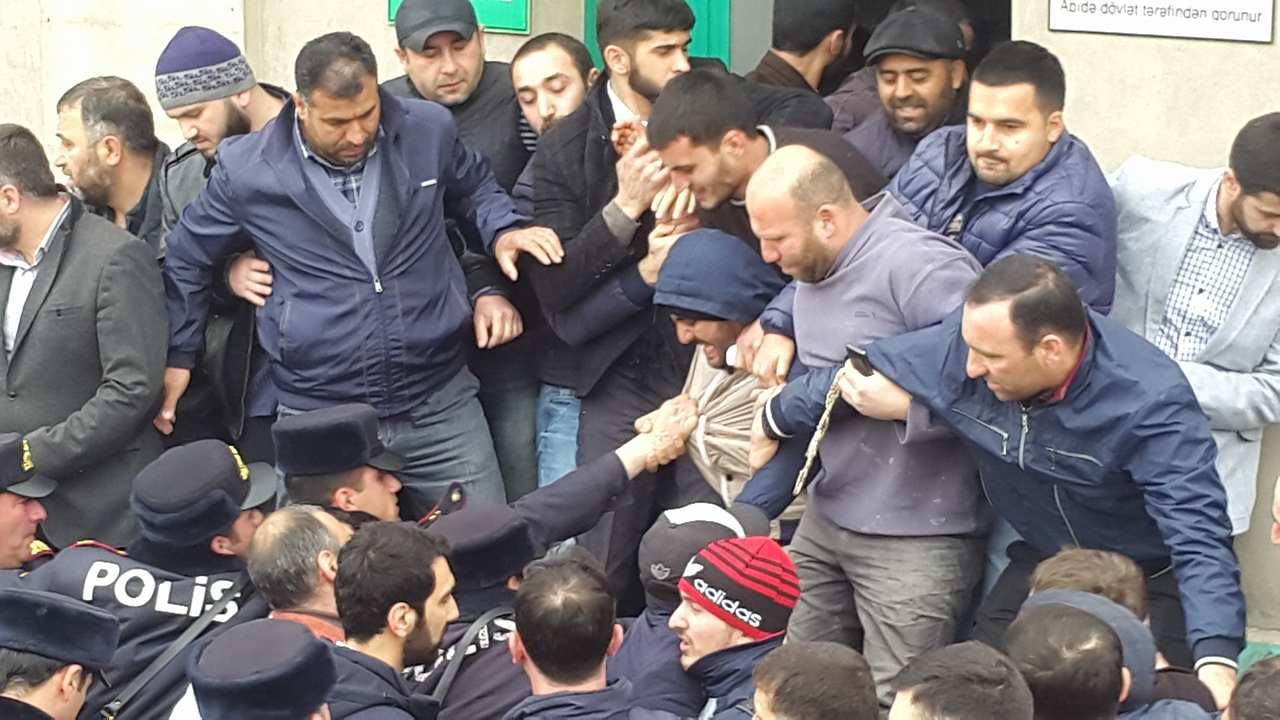 "Sovetski"də məscid sökülür, saxlanılanlar var - FOTOLAR