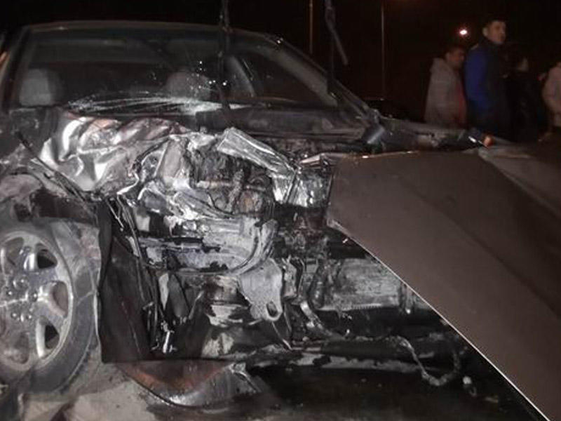 Bakıda maşın körpüdən aşıb, sürücü ağır yaralanıb
