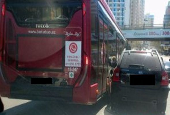 “Bakubus”un avtobusu minik avtomobili ilə toqquşdu