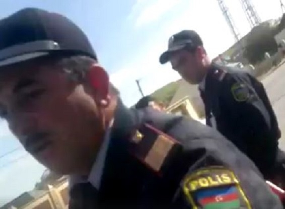 Bakıda sürücü ilə polis arasında mübahisə: "Ə deyirəm sənədini..." - VİDEO