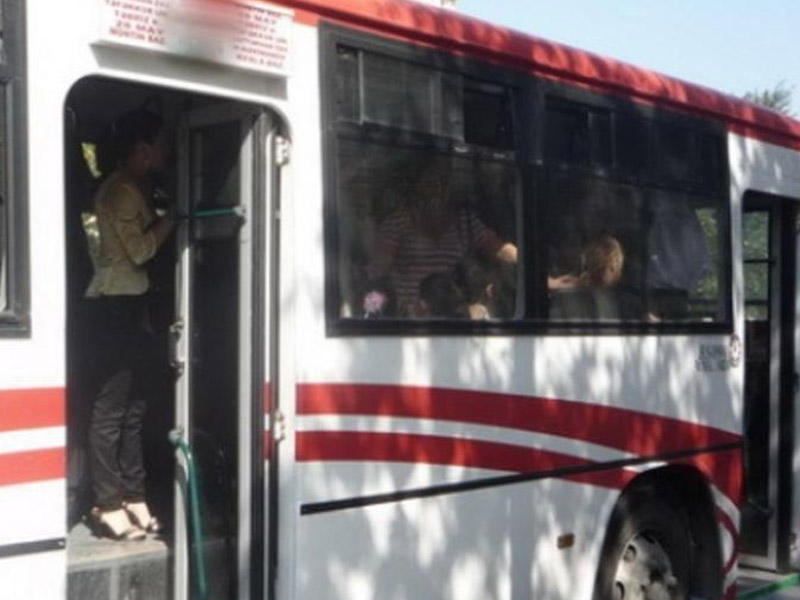 Bakıda məktəblinin başı avtobusun qapılarının arasında qaldı, sürücü isə...