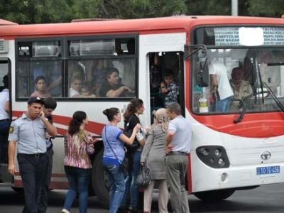 Bakıda avtobusda film kimi olay: 20 qəpiyə görə bıçaq çıxarıldı